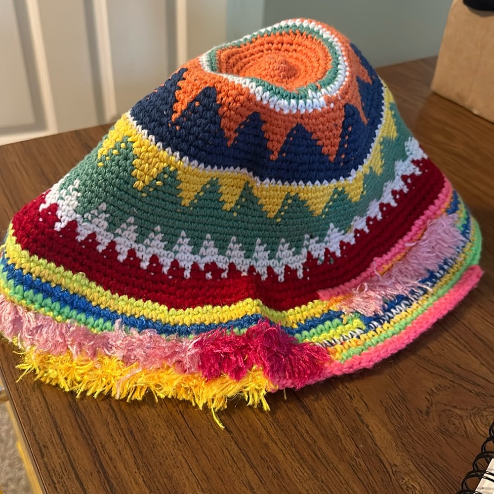 NWOT UO bucket hat